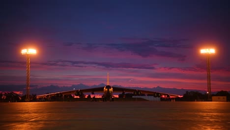 Ein-B52-Bomber-Der-US-Luftwaffe-Sitzt-In-Der-Abenddämmerung-Auf-Einer-Landebahn-In-Der-Nähe-Der-Minot-Air-Force-Base-North-Dakota