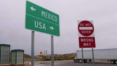 Frachttrucks-überqueren-Die-Grenze-Von-Mexiko-In-Die-USA-Versand-Nach-Inspektion-Durch-Uns-Zoll-Und-Grenzpatrouille