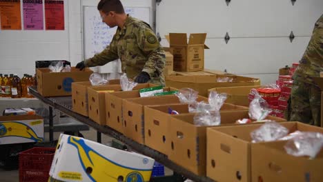 US-Armeesoldaten-Verteilen-Lebensmittel-An-Einer-Lebensmittelbank-Im-Westen-Von-Michigan-Während-Des-Ausbruchs-Des-Covid19-Coronavirus-Notfall-Pandemie-Ausbruchs-Lebensmittelknappheit-3
