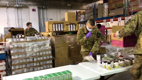 US-Armeesoldaten-Verteilen-Lebensmittel-An-Einer-Lebensmittelbank-In-Lakewood,-Washington,-Während-Des-Ausbruchs-Des-Covid19-Coronavirus-Notfall-Pandemie-Ausbruchs-Lebensmittelknappheit-1