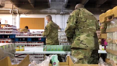 US-Armeesoldaten-Verteilen-Lebensmittel-An-Einer-Lebensmittelbank-In-Lakewood,-Washington,-Während-Des-Ausbruchs-Des-Covid19-Coronavirus-Notfall-Pandemie-Ausbruchs-Lebensmittelknappheit-2