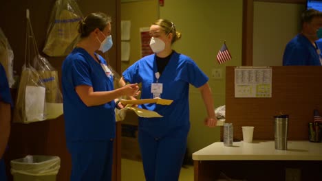 Patienten-Krankenschwestern-Und-Ärzte-Nachtschicht-Im-Stamford-HospitalBennett-Medical-Center-Arbeiten-Mit-Covid19-Coronavirus-Opfern-1