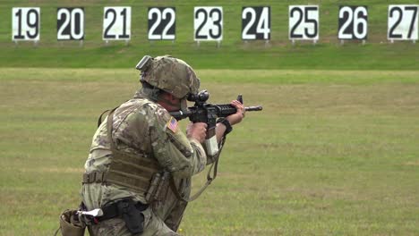 US-Armeesoldaten-Feuern-Waffen-Während-Eines-Kleinwaffenwettbewerbs-In-Fort-Benning-Georgia-Ab-1
