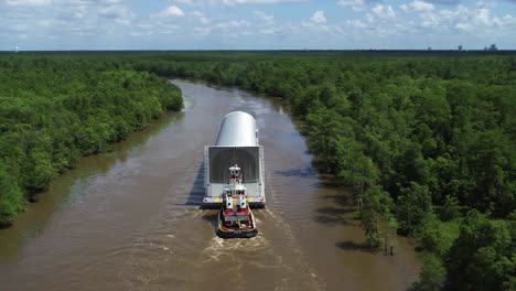 Nasa-Die-Erste-Kernstufe-Wird-Von-New-Orleans-über-Die-Intracoastal-Waterway-Zum-Stennis-Space-Center-Verschifft