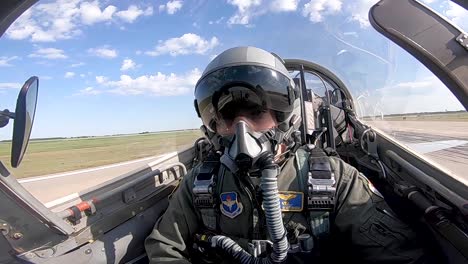 Los-Estudiantes-Pilotos-Aprenden-Y-Practican-Maniobras-Básicas-En-Un-T38-Talon-En-La-Base-De-La-Fuerza-Aérea-De-Vance,-Oklahoma.