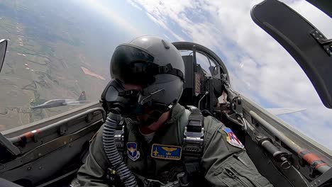Los-Estudiantes-Pilotos-Aprenden-Y-Practican-Maniobras-Básicas-En-Un-Talon-T38-En-La-Base-De-La-Fuerza-Aérea-De-Vance-Oklahoma-1