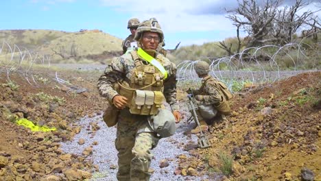 US-Marines-Mit-Dem-3.-Marineregiment-Führen-Einen-Zuggestützten-Angriff-Auf-Den-Truppenübungsplatz-Pohakuloa-Hawaii-Durch