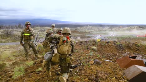 US-Marines-Mit-Dem-3.-Marineregiment-Führen-Einen-Zuggestützten-Angriff-Auf-Den-Truppenübungsplatz-Pohakuloa-Hawaii-Durch-1