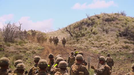 US-Marines-Mit-Dem-3.-Marineregiment-Führen-Einen-Zuggestützten-Angriff-Auf-Den-Truppenübungsplatz-Pohakuloa-Hawaii-Durch-3