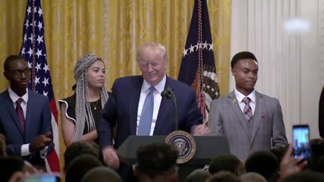 Präsident-Trump-Hält-Bemerkungen-Auf-Dem-Gipfel-Der-Jungen-Schwarzen-Führung-Im-Weißen-Haus-Washington-DC-1
