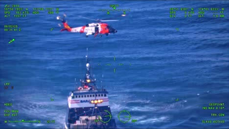 Küstenwache-Airstation-Kodiak-Mh60-Jayhawk-Helikopter-Crew-Hilft-Medevac-Einem-Verletzten-Fischer