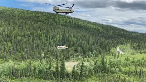 La-Guardia-Nacional-Del-Ejército-De-Alaska-Ch47-Helicóptero-Chinook-Se-Eleva-En-El-Salvaje-Bus-142-De-Estampida-Rd-Healy-Ak