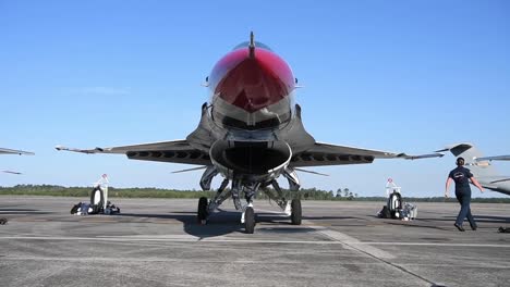US-Air-Force-Thunderbirds-Bereiten-Sich-Darauf-Vor,-Während-Amerikas-Abzuheben