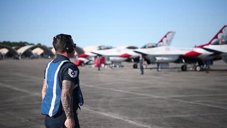 Los-Thunderbirds-De-La-Fuerza-Aérea-De-Los-EE.-UU.-Se-Preparan-Para-Despegar-Durante-América-Fuerte-Un-Saludo-A-Los-Trabajadores-Esenciales-De-Covid19-3