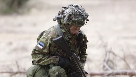 La-OTAN-Presencia-Avanzada-Battlegroup-Estonia-Soldados-Disparan-Armas-Durante-Un-Ejercicio-De-Entrenamiento-Militar-Estonia
