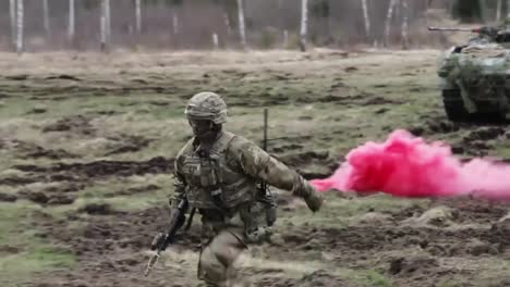 La-OTAN-Presencia-Avanzada-Battlegroup-Estonia-Soldados-Disparan-Armas-Durante-El-Ejercicio-De-Entrenamiento-Militar-Estonia