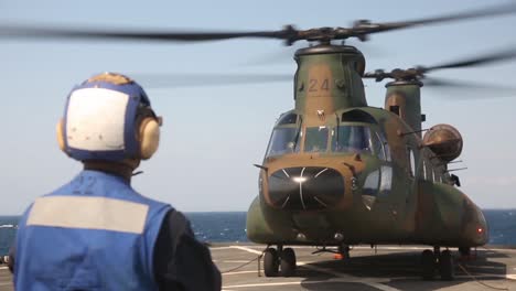 Los-Marines-Estadounidenses-Y-Los-Soldados-Japoneses-Realizan-Ejercicios-De-Entrenamiento-De-Asalto-Anfibio-Desde-Un-Barco-En-El-Mar-De-Filipinas-2