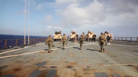 Us-Marine-Gemeinsame-Leichte-Taktische-Fahrzeugmontierte-Maschinengewehrbereichsübung-An-Bord-Eines-Schiffes