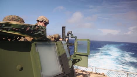 Us-Marine-Gemeinsame-Leichte-Taktische-Fahrzeugmontierte-Maschinengewehrstrecke-übung-An-Bord-Eines-Schiffes-1