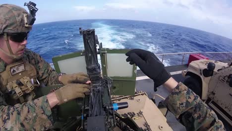 Helmkameraansicht-Des-Schiffs-An-Bord-Der-US-Marine-Gemeinsames-Licht-Taktisches-Fahrzeug-Montiertes-Maschinengewehr-Reichweitentraining