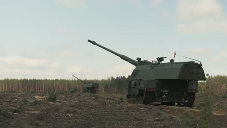 Unidad-De-Artillería-Móvil-Del-Ejército-Real-Holandés-Dispara-Obús-Panzer-2000nl-Cañones-Autopropulsados-En-Lituania