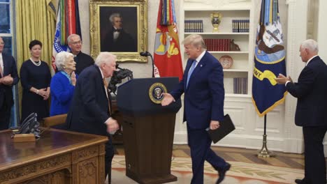 El-Presidente-De-Los-Estados-Unidos,-Donald-Trump,-Presenta-La-Medalla-De-La-Libertad-Al-Ex-Fiscal-General-Ed-Meese