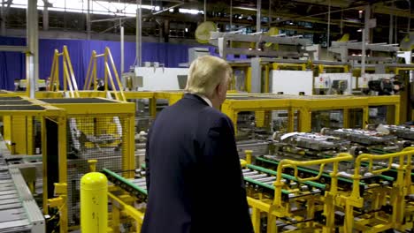 US-Präsident-Donald-Trump-In-Einer-Ford-Fabrik,-Die-Auf-Die-Herstellung-Von-Beatmungsgeräten-Für-Covid19-Umgestellt-Wurde