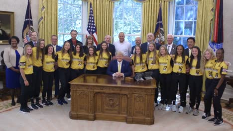 Niños-Y-Niñas-Campeones-De-Ligas-Pequeñas-Visitan-La-Oficina-Oval-Y-Se-Reúnen-Con-El-Presidente-Estadounidense-Donald-Trump-En-La-Casa-Blanca