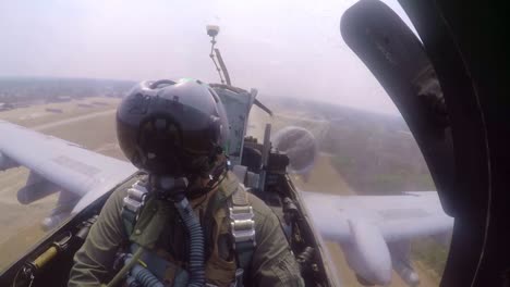 B-Rollen-Aus-Dem-Cockpit-Eines-A10-Thunderbolt-Das-Warzenschwein-Ist-Ein-Panzertötendes-Nahluftunterstützungsdüsenflugzeug-Südkorea