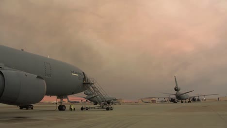 Zeitraffer-Von-Rauch-Von-Waldbränden-Rollt-über-Kc10-Extender-Und-Die-Flightline-Auf-Der-Travis-Air-Force-Base-In-Kalifornien