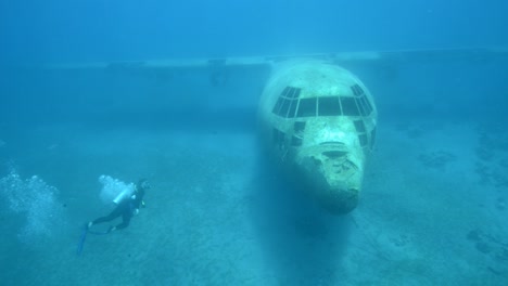 Unterwasseraufnahmen-Von-Tauchern,-Die-Ein-Versunkenes-Flugzeug-Im-Roten-Meer-In-Der-Nähe-Von-Aqaba-Jordan-Erkunden