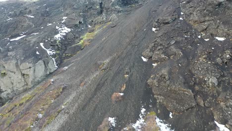 Antena-Subiendo-Una-Ladera-Montañosa-En-El-Parque-Nacional-Thingvellir-En-Islandia
