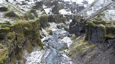 Eine-Luftaufnahme-Schlängelt-Sich-Durch-Die-Verschneite-Mulagljufur-schlucht-In-Austurland-Island