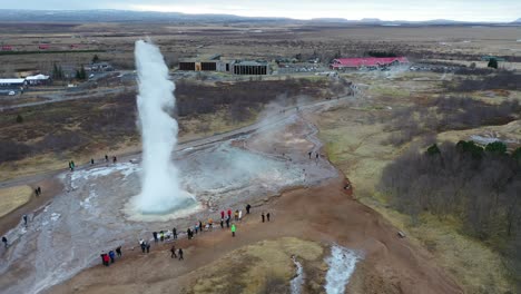 Tourists-watch-the-Strokkur-Geyser-erupt-in-the-Haukadalur-Valley-of-Iceland