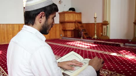 Hombre-Leyendo-El-Corán-En-La-Mezquita
