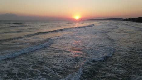 Sonnenaufgang-Ozean-Meereswellen