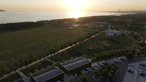 Luftaufnahme-Sonnenuntergang-Park-Am-Meer