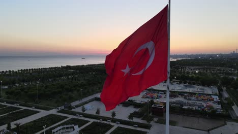 Bandera-De-Turquía-Ondeando-En-El-Viento
