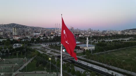 Türkische-Flagge-Bei-Sonnenuntergang