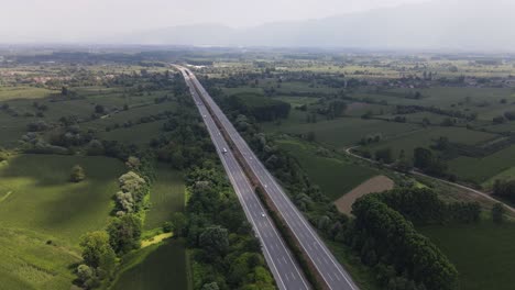 Vista-Aérea-Superior-Del-Tráfico-Por-Carretera