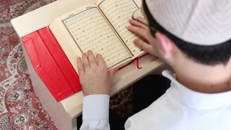 Koran-In-Der-Moschee-Lesen