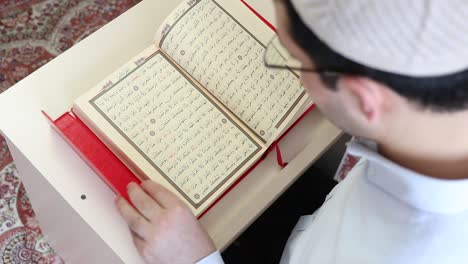 Koran-In-Der-Moschee-Lesen-1