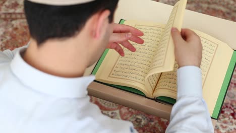 Muslimischer-Mann,-Der-Islamisches-Heiliges-Buch-Liest