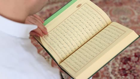 Leyendo-El-Corán-En-Una-Mezquita