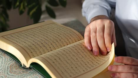 Koran-Lesen-In-Einer-Moschee-1