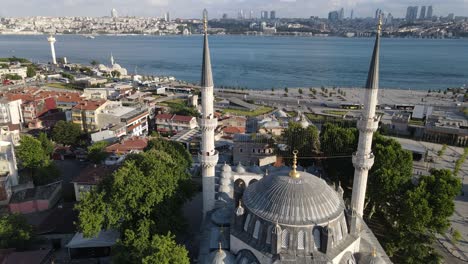 Mezquita-Yeni-Valide-Uskudar-De-Estambul-1