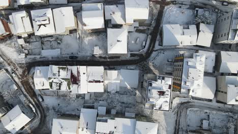Stadthaus-Siedlung-Winter-Schneebedeckte-Dächer
