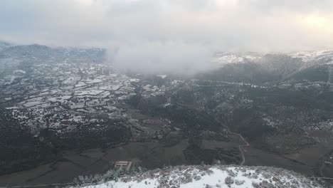 Bosque-De-Invierno-Nublado-Montañas-Drone-Aéreo