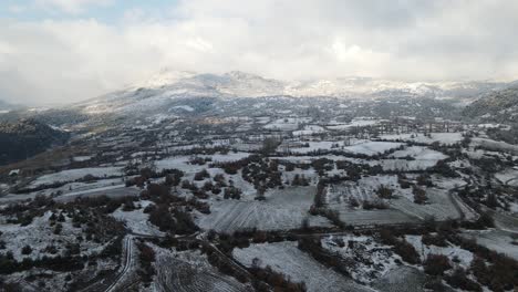 Invierno-Rural-Montañas-Cubiertas-De-Nieve