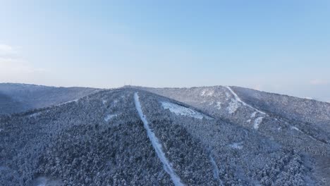 Gefrorene-Hügel-Winter-Straße-Luftaufnahme
